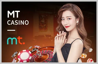 Sân vận động bóng đá với cầu thủ đang thi đấu